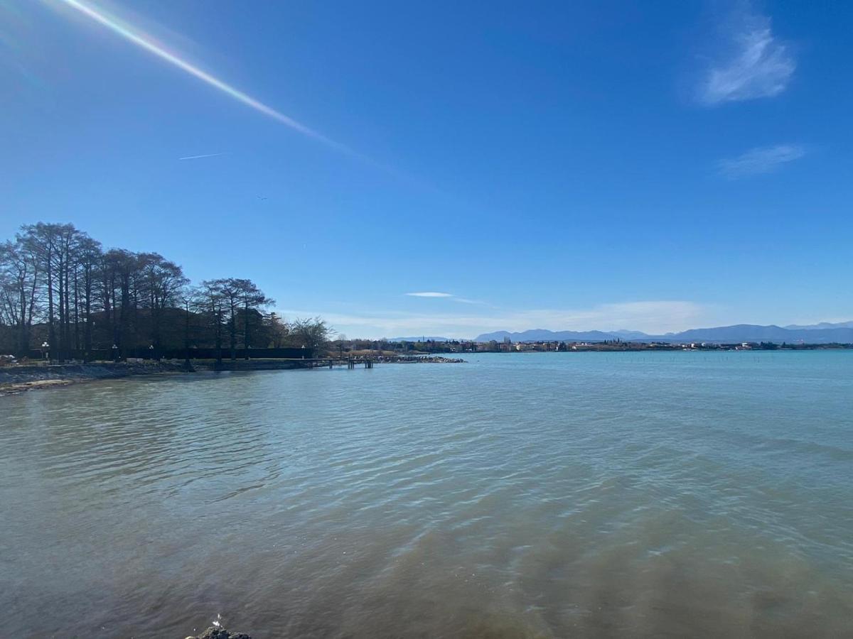 The Sunny Lake - Apartment With Pool Desenzano del Garda Esterno foto