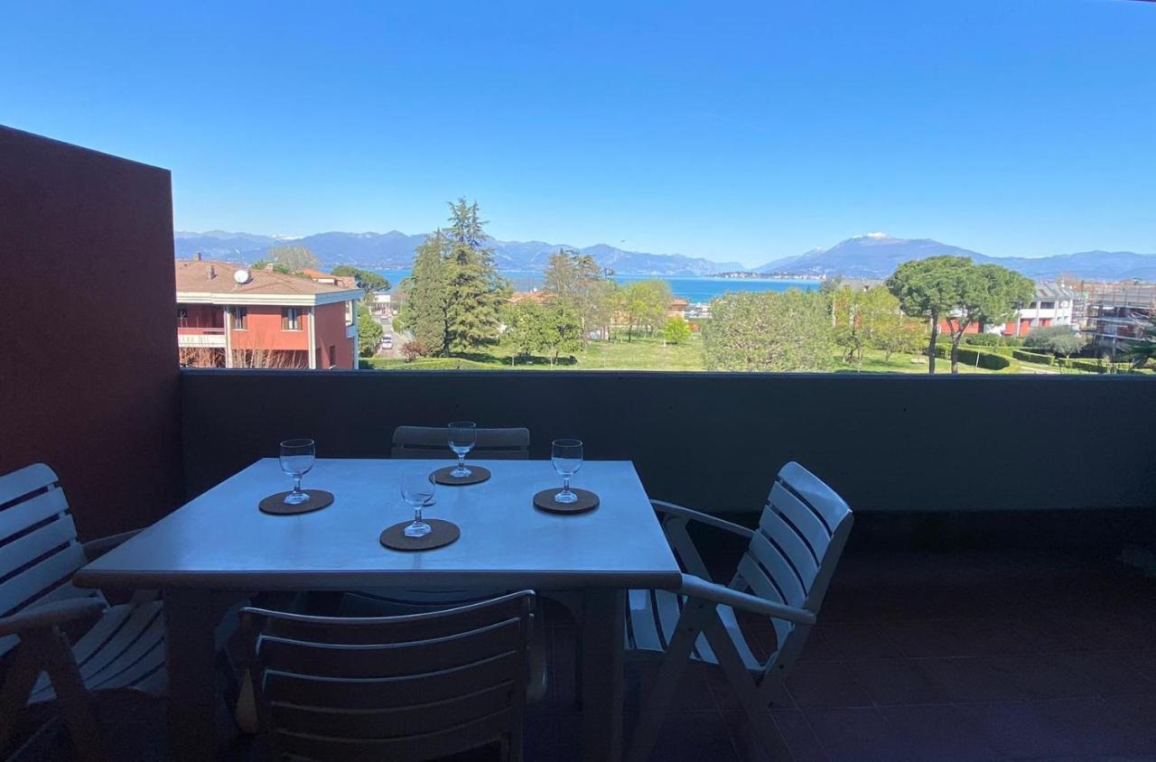 The Sunny Lake - Apartment With Pool Desenzano del Garda Esterno foto