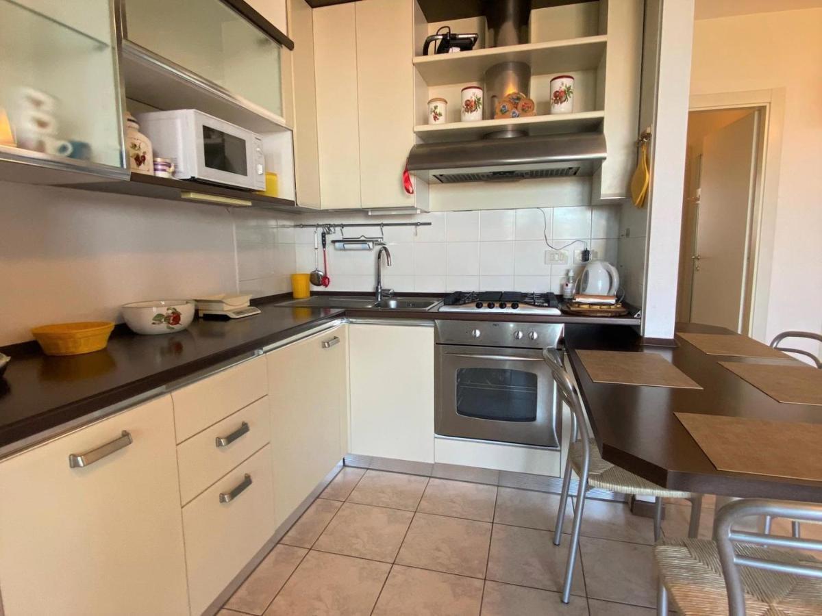 The Sunny Lake - Apartment With Pool Desenzano del Garda Esterno foto