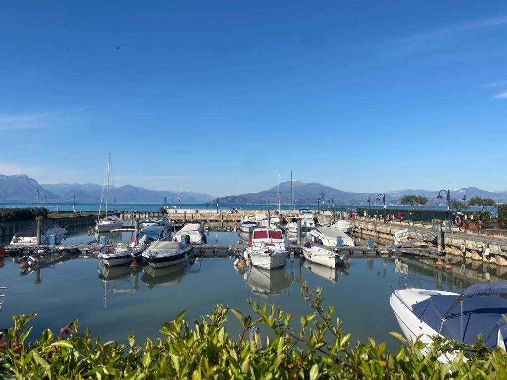 The Sunny Lake - Apartment With Pool Desenzano del Garda Esterno foto